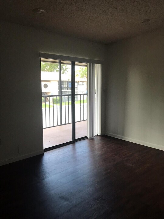 819 NE 199th St in Miami, FL - Building Photo