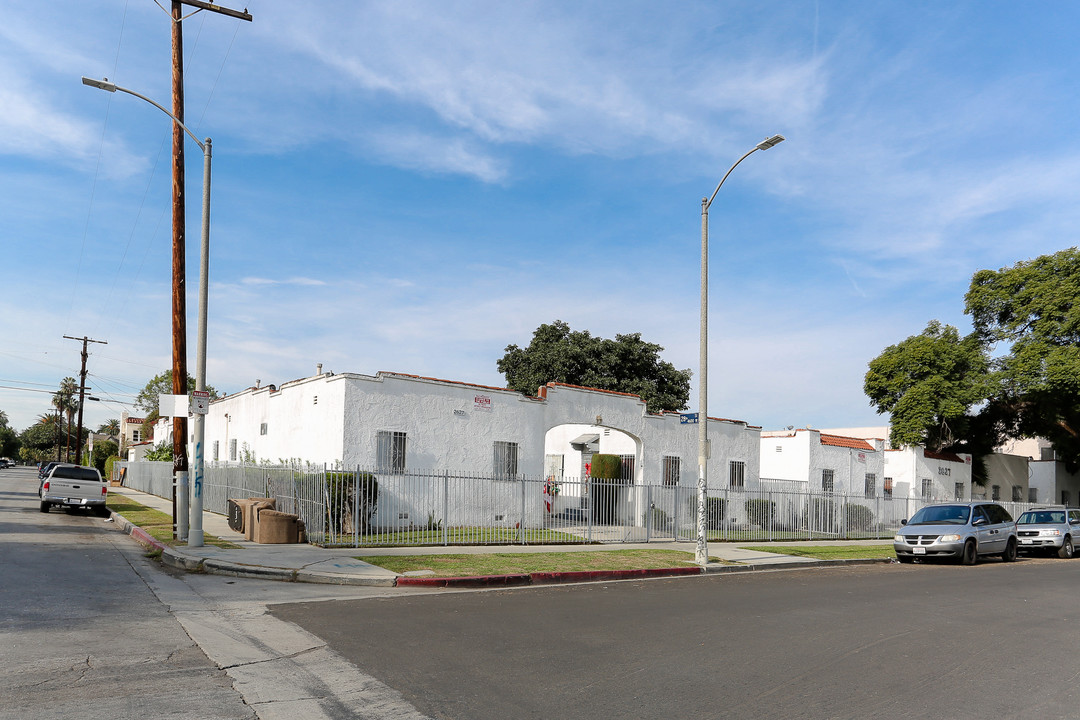 2627 West Blvd in Los Angeles, CA - Foto de edificio