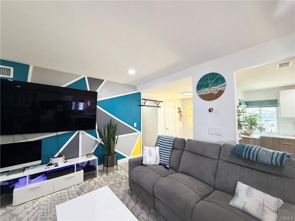 23233 Vanowen St in Los Angeles, CA - Building Photo