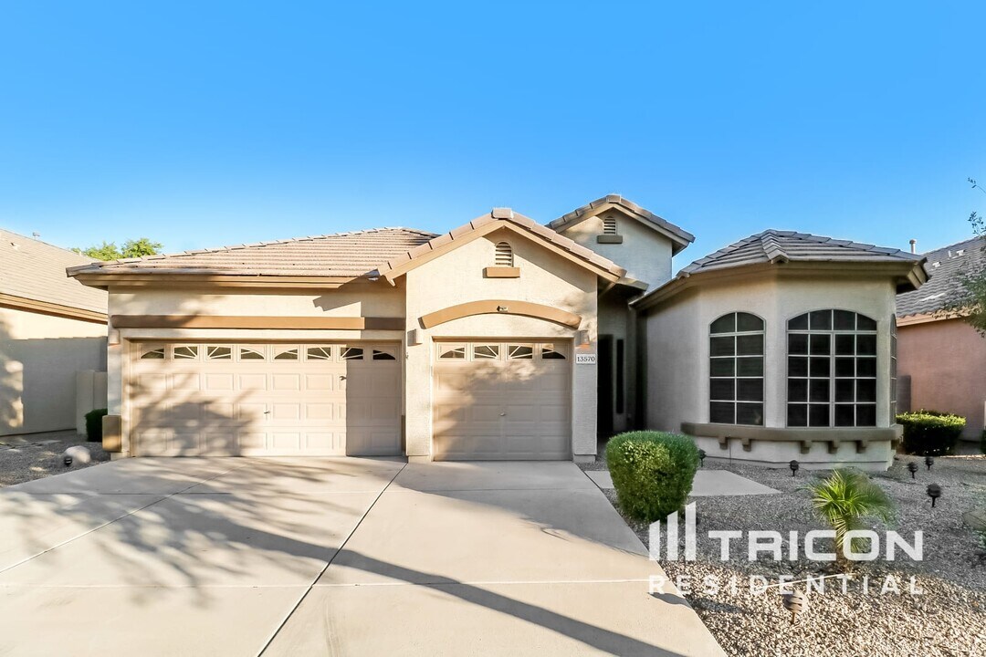 13570 W Port Au Prince Ln in Surprise, AZ - Building Photo