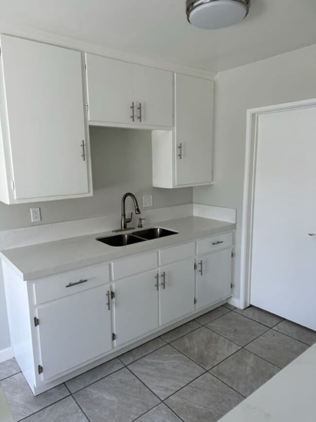 5511 Cherry Ave in Long Beach, CA - Building Photo - Building Photo