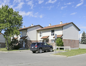 Whitehorn Village II in Calgary, AB - Building Photo - Building Photo