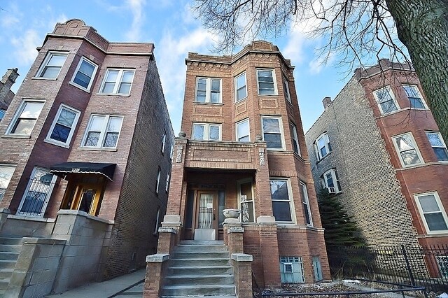 2336 W Iowa St in Chicago, IL - Building Photo