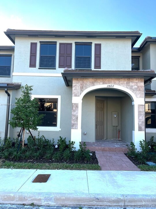 11422 W 32nd Ln in Hialeah, FL - Foto de edificio