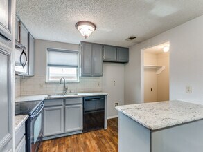 7124 Summerset Dr in Benbrook, TX - Building Photo - Building Photo