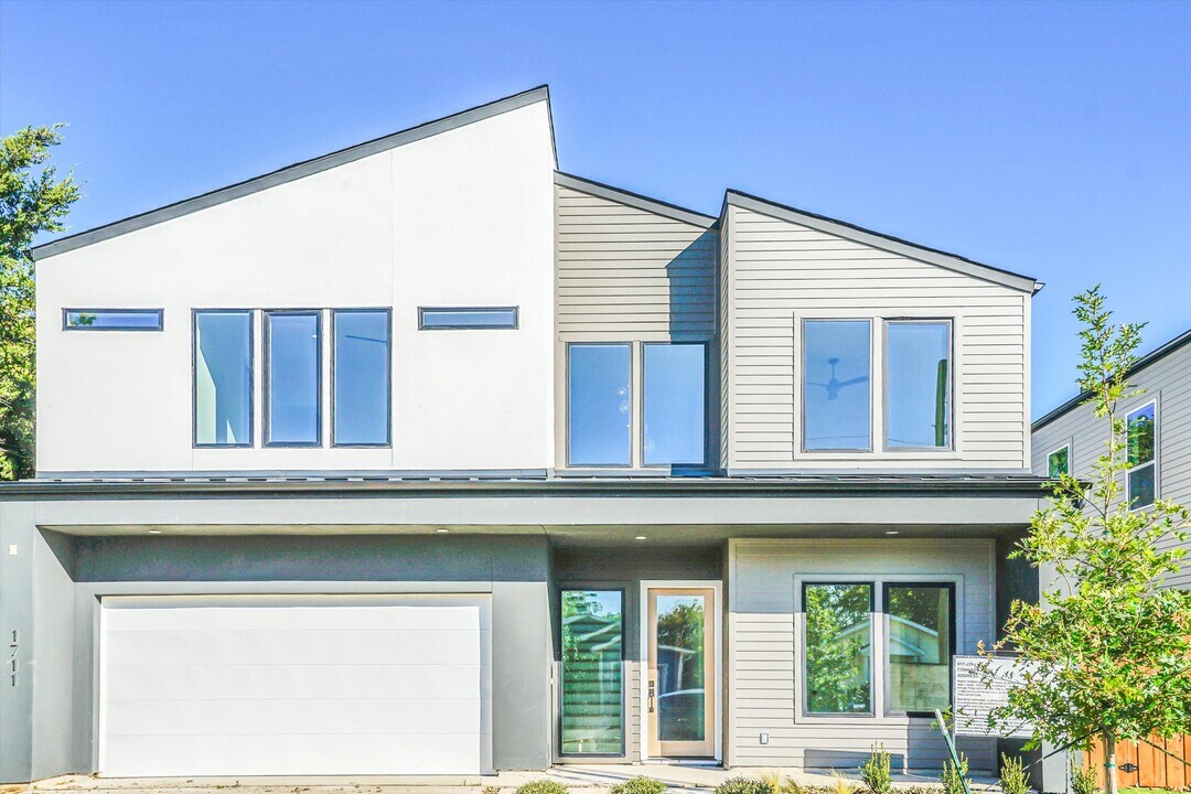 1711 Nomas St in Dallas, TX - Building Photo