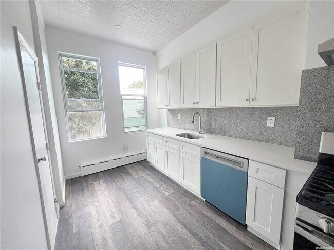 585 Onderdonk Ave in Queens, NY - Building Photo - Building Photo