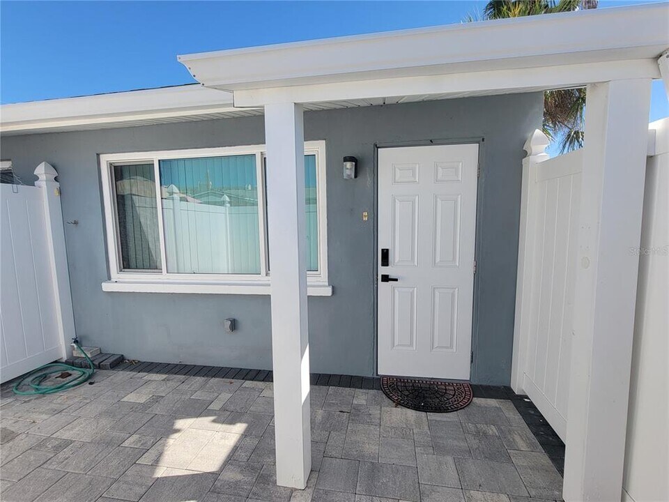 605 69th Ave in St Pete Beach, FL - Building Photo