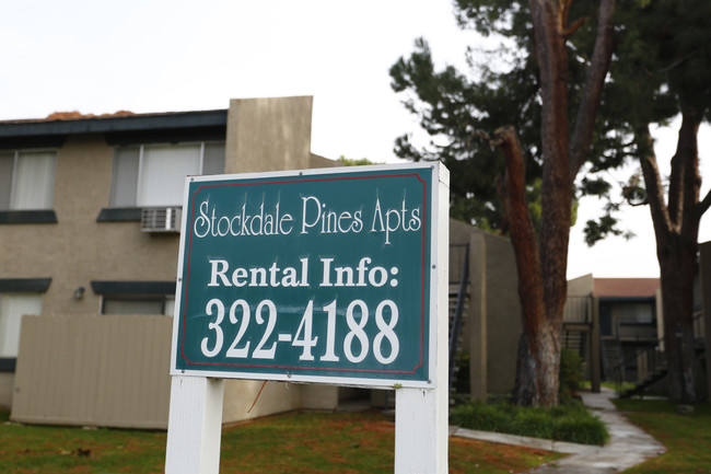 Stockdale Pines Apartments in Bakersfield, CA - Foto de edificio - Building Photo