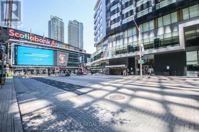 65-2565 Bremner Blvd in Toronto, ON - Building Photo - Building Photo