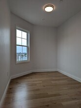 47 Regent St, Unit 1B in Boston, MA - Foto de edificio - Building Photo
