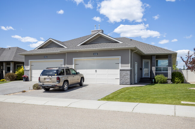 Vista Close in Red Deer, AB - Building Photo - Building Photo