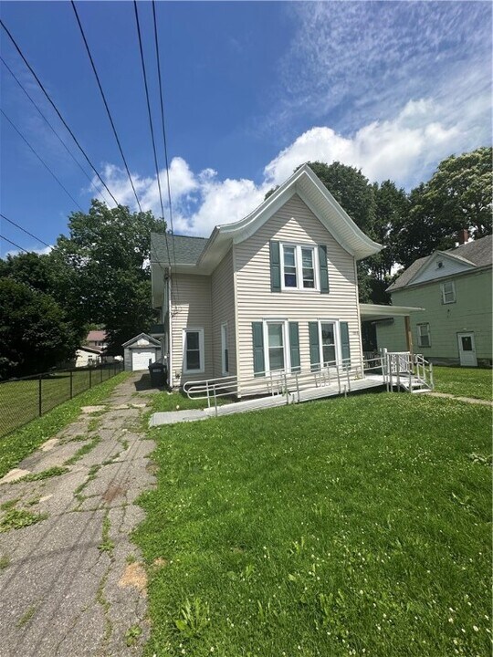 1056 Walnut St in Elmira, NY - Building Photo
