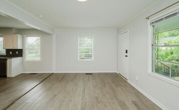 2033 E Lake Blvd in Birmingham, AL - Foto de edificio - Building Photo