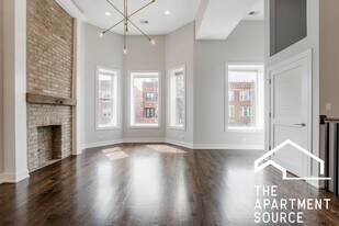 2648 W Augusta Blvd, Unit 2F in Chicago, IL - Building Photo