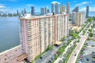 251 174th St in Sunny Isles Beach, FL - Building Photo