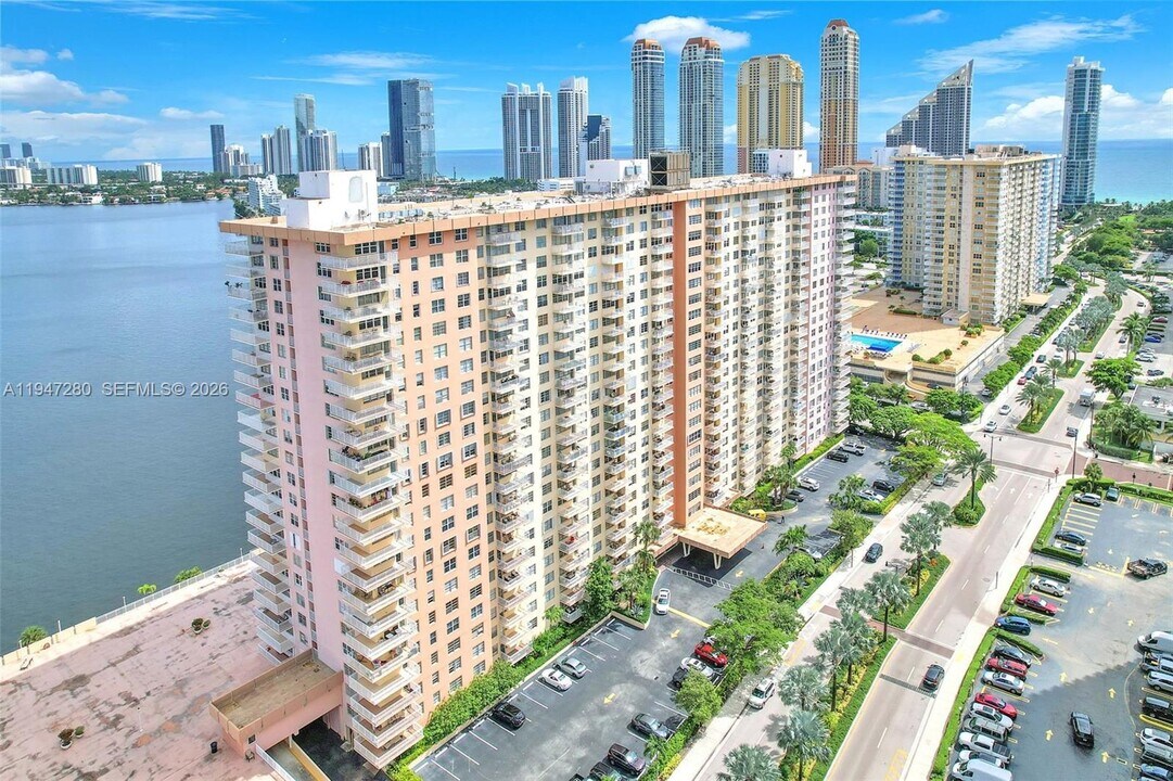 251 174th St in Sunny Isles Beach, FL - Building Photo