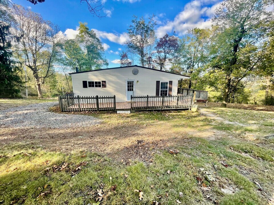 1302 Airport Rd in Aliquippa, PA - Building Photo