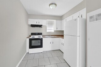 4611 Brinkley St in Houston, TX - Foto de edificio - Building Photo