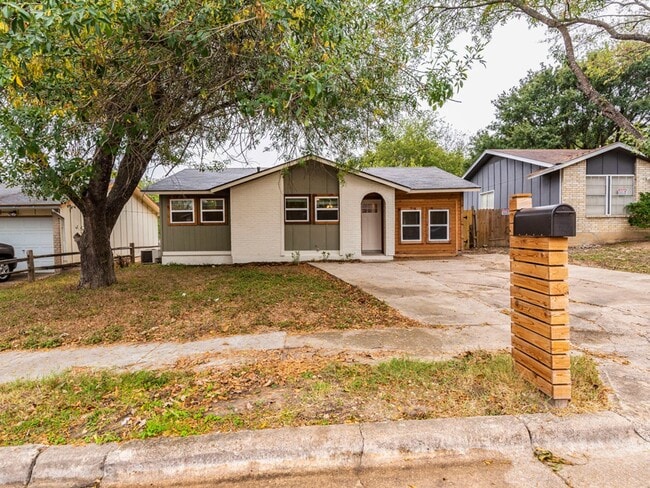 7105 Townsborough Dr in Austin, TX - Building Photo - Building Photo