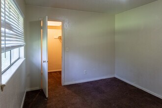 La Villa Elms Apartments in El Reno, OK - Building Photo - Interior Photo