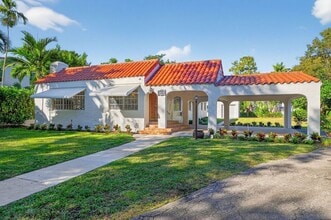 1305 Alhambra Cir in Coral Gables, FL - Foto de edificio - Building Photo