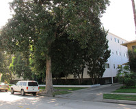 10500 Moorpark St in Toluca Lake, CA - Foto de edificio - Building Photo