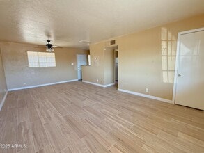 1749 E Southern Ave in Phoenix, AZ - Foto de edificio - Building Photo