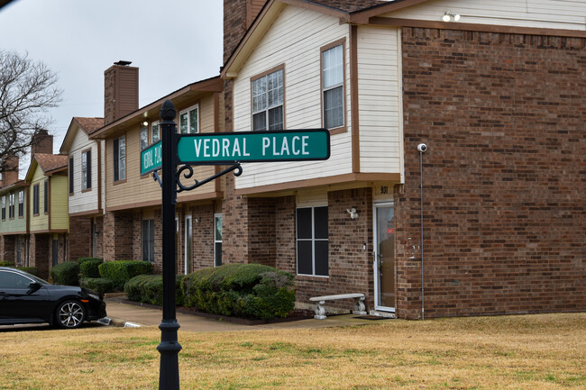 917 Vedral Pl, Unit The Cedars Condos in Cedar Hill, TX - Building Photo - Building Photo