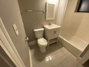 406 W 77th St, Unit 312 in Chicago, IL - Building Photo - Building Photo