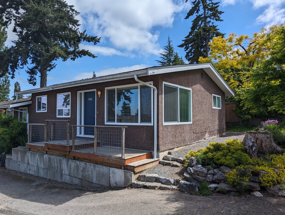 1806 Lakeway Dr in Bellingham, WA - Foto de edificio