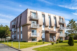 5830 Milan in Brossard, QC - Building Photo