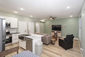 2014 Cherry St in Hurricane, WV - Building Photo - Building Photo