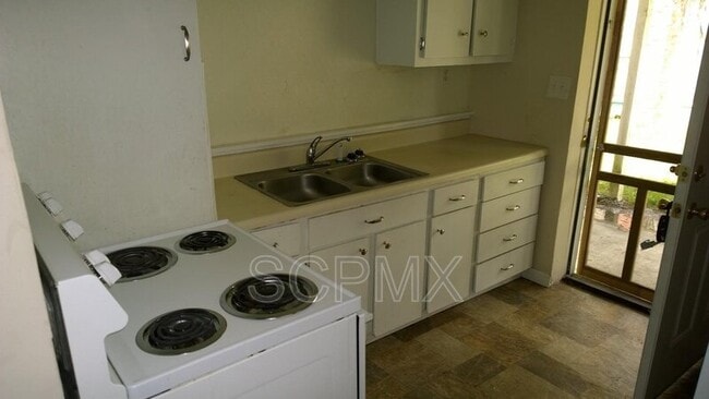 2000 Hugo Ave in North Charleston, SC - Building Photo - Building Photo