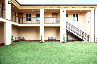 Linden Tree Apartments in Madera, CA - Foto de edificio - Building Photo