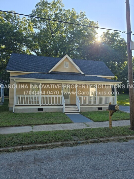 427 E Cemetery St in Salisbury, NC - Foto de edificio