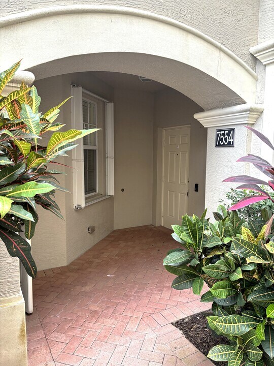 7554 SW Herrington Ln in Stuart, FL - Building Photo