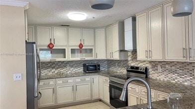 9259 NW 54th St in Sunrise, FL - Building Photo - Building Photo