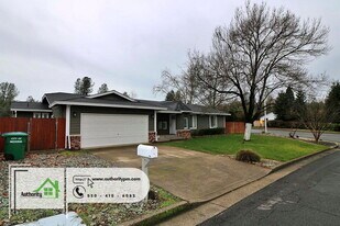 705 Country Oak Dr in Redding, CA - Building Photo