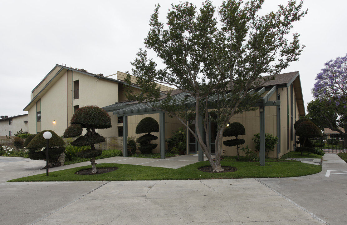 Wilshire Westmont Condominiums in Anaheim, CA - Building Photo