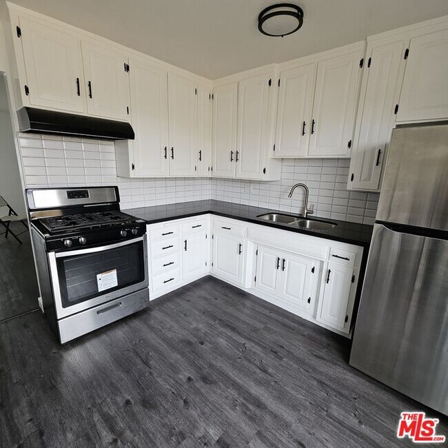 1211 W 85th St in Los Angeles, CA - Building Photo - Building Photo
