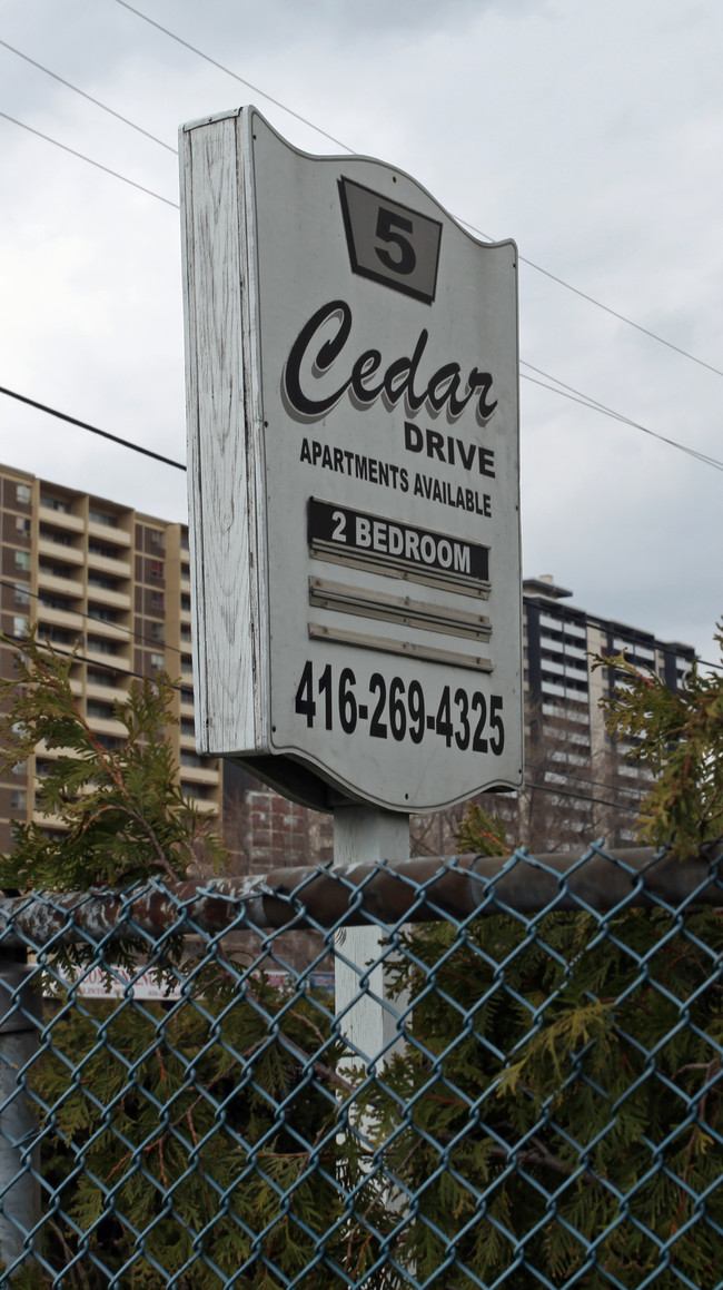 5 Cedar Dr in Toronto, ON - Building Photo - Building Photo