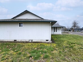 805 Eagles Way in Harrisburg, OR - Building Photo - Building Photo