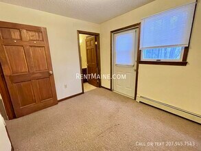 202 Main Rd, Unit B in Holden, ME - Foto de edificio - Building Photo