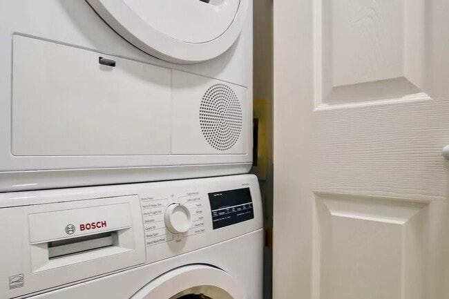 912 Beach Ave in Vancouver, BC - Building Photo - Building Photo