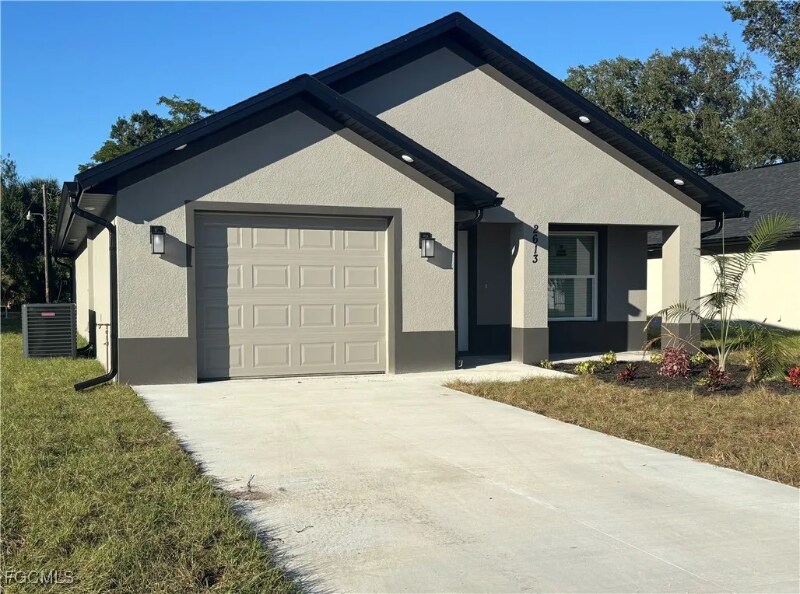 2613 Lafayette St in Ft. Myers, FL - Building Photo