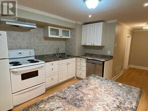 24 Hillview Dr in Newmarket, ON - Building Photo - Building Photo