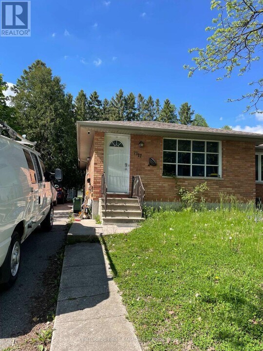 1217 Victoria Dr in London, ON - Building Photo