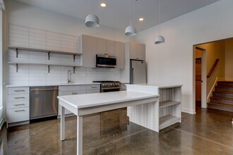 1131 W Winona St in Chicago, IL - Building Photo - Building Photo