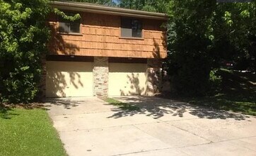 1207 Mint Dr in West Bend, WI - Building Photo - Building Photo